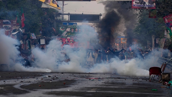 As stand-off continues, Imran Khan decries arrest attempt; protests spread across major cities in Pakistan As stand-off continues, Imran Khan decries arrest attempt; protests spread across major cities in Pakistan