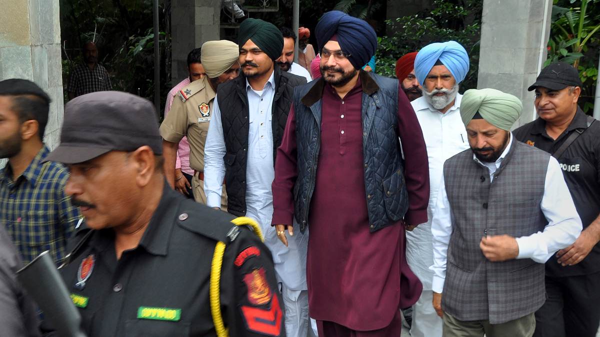 Navjot Sidhu at Moose Wala house, to take up law and order issue in Punjab Navjot Sidhu at Moose Wala house, to take up law and order issue in Punjab