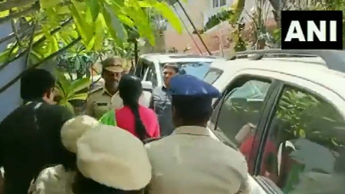 After YS Sharmila, her mother too slaps constable in Hyderabad