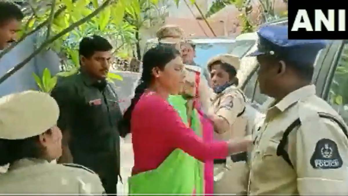 After YS Sharmila, her mother too slaps constable in Hyderabad