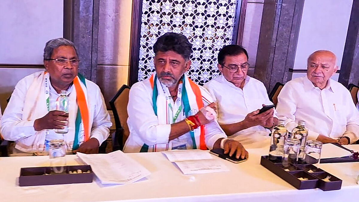 Senior Congress leaders Siddaramaiah, D.K. Shivakumar and others during the Congress Legislature Party (CLP) meeting, in Bengaluru. Senior Congress leaders Siddaramaiah, D.K. Shivakumar and others during the Congress Legislature Party (CLP) meeting, in Bengaluru.