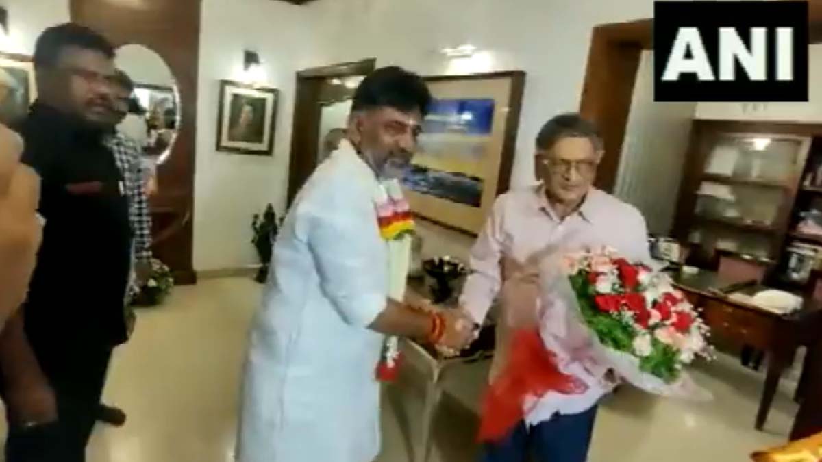 D K Shivakumar Meets Ex-CM and Now BJP Leader S M Krishna, Seeks Blessings D K Shivakumar Meets Ex-CM and Now BJP Leader S M Krishna, Seeks Blessings