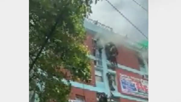 Fire Breaks Out At Coaching Centre in Delhi; Students Seen Jumping Out Of Windows