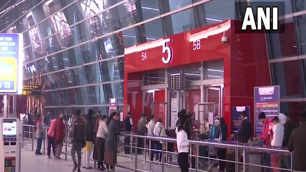 Fake Customs Officials Interrogate, Loot 53-Year-Old Man of Rs 4 Lakh at Delhi airport Fake Customs Officials Interrogate, Loot 53-Year-Old Man of Rs 4 Lakh at Delhi airport