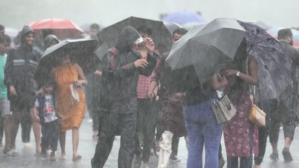 Mumbai Rains: Showers to Continue Today; Road Traffic Hit Due to Waterlogging, Local Trains Slow Down