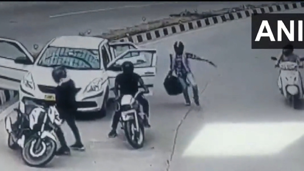 Caught on Camera: 2 Men Robbed At Gunpoint Inside Pragati Maidan Tunnel; Kejriwal Says,L-G Should Resign