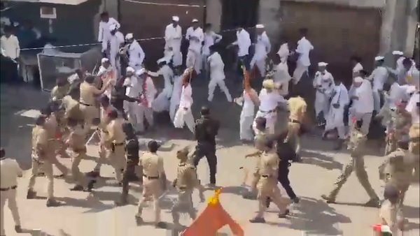 Clash Breaks Out Between Warkaris And Cops During Religious Procession In Pune