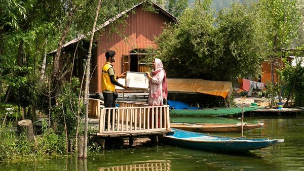 Amazon Brings Last-Mile Delivery To Dal Lake With Floating I Have Space Store