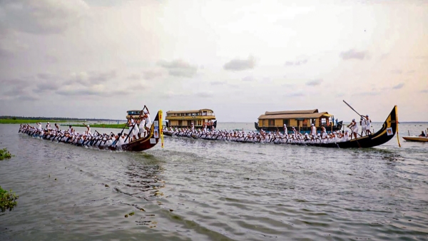 Boat Race: Snake Boat Carrying 25 Women Capsizes During Champakulam Race in Kerala 