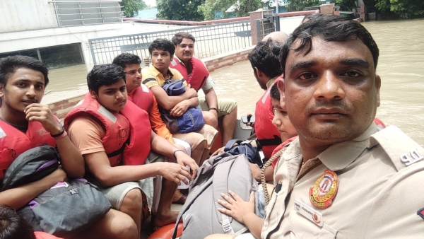 How Delhi Police is Helping People in Flood-Hit Areas