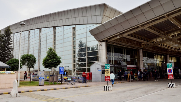 Minor Girl Reaches Jaipur Airport To Go To Pakistan To Meet Her Instagram Friend, Handed Over To Police Minor Girl Reaches Jaipur Airport To Go To Pakistan To Meet Her Instagram Friend, Handed Over To Police