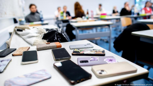 Netherlands to ban mobile phones in classrooms