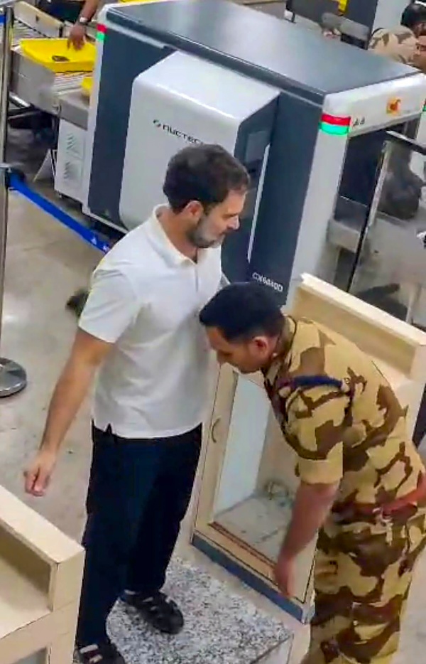 Plane Carrying Sonia, Rahul Gandhi Makes Emergency Landing in Bhopal