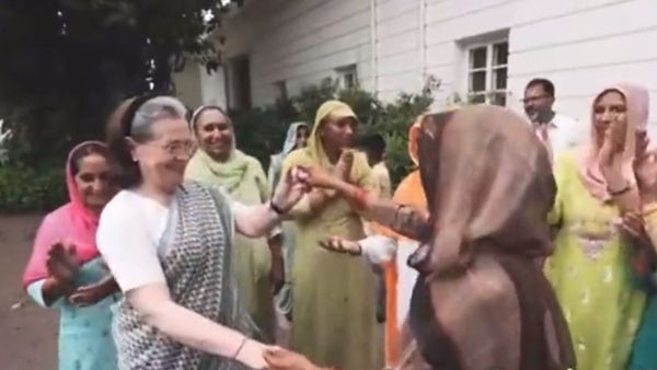 Sonia Gandhis Dance Video With Women Farmers Goes Viral