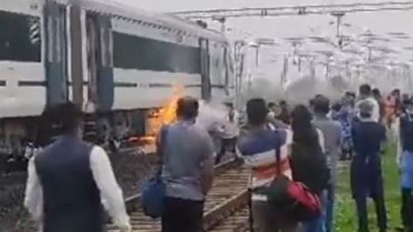 Bhopal-Delhi Vande Bharat Express Coach Catches Fire In Madhya Pradesh, Passengers Safe