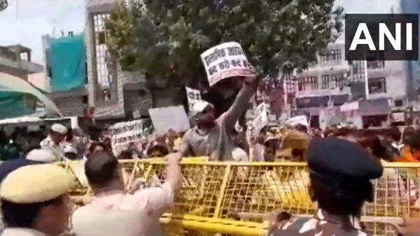 Bajrang Dal-VHP Workers Block Route Between Delhi And Faridabad