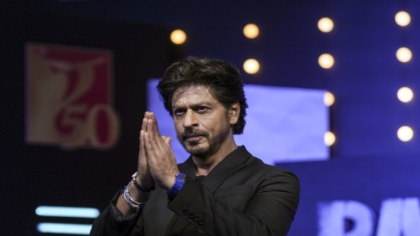 People Stage Protest Outside Shah Rukh Khans Mannat For This Reason