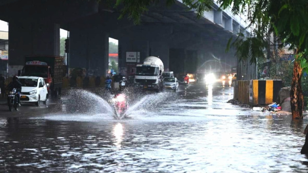 Chemical Foams Accumulated In Kukatapally Amid Heavy Rains In Hyderabad Chemical Foams Accumulated In Kukatapally Amid Heavy Rains In Hyderabad