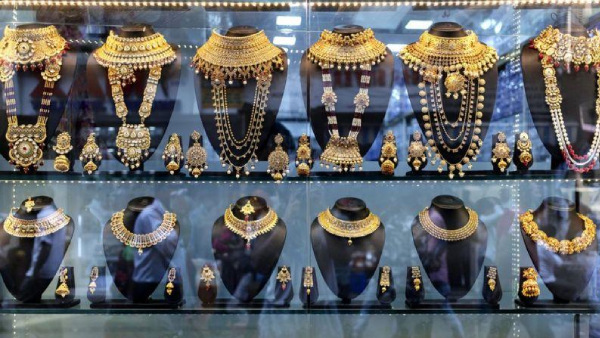 Burglars Flee Away With Ornaments Worth Rs 25 Crore From Delhis Jewellery Shop