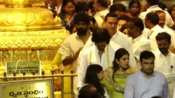 Shah Rukh Khan Offers Prayers In World Famous Hindu Temple In Tirupati