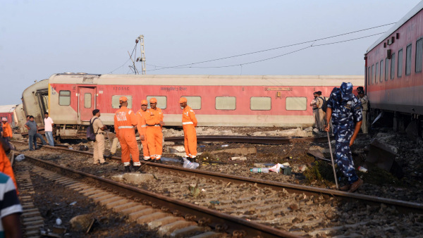 Indian Railways Cancels Trains and Diverts Routes After Buxar Train Derailment