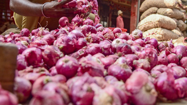 Onion Prices In Bengaluru Soar To Rs 65/Kg: Bengaluru Residents Feel The Pinch Of Weather-Driven Hike Onion Prices In Bengaluru Soar To Rs 65/Kg: Bengaluru Residents Feel The Pinch Of Weather-Driven Hike
