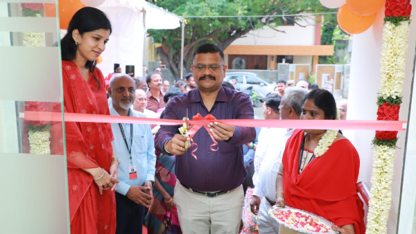 Shri A.T. Durai Kumar, I.P.S., IG of Police, Special Investigation Cell, Tamilnadu inaugurated the new branch of SakthiFinance Financial Services Ltd. (SFSL) at KK Nagar, Chennai. Also seen are Ms Shruthi Balasubramaniam, Executive Director, SFSL and Mr. Anand Nanjan, Vice President.