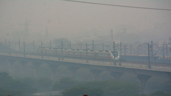 Smoky haze engulfs the elevated road in Ghaziabad, Thursday, Nov. 2, 2023 (PTI Photo)