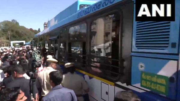 Bengaluru Goes Green! Karnataka CM Siddaramaiah Flags Off 100 New BMTC Electric Buses: Check Features Bengaluru Goes Green! Karnataka CM Siddaramaiah Flags Off 100 New BMTC Electric Buses: Check Features