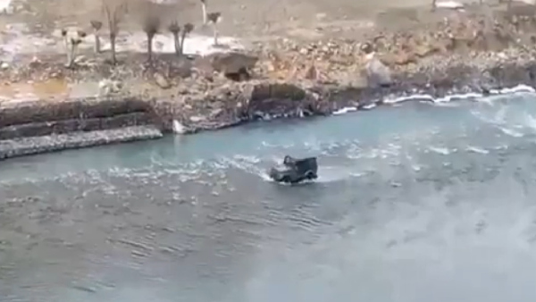 Viral Video Shows Mahindra Thar SUV Forcing Its Way Through River To Escape Traffic Jam In Himachal