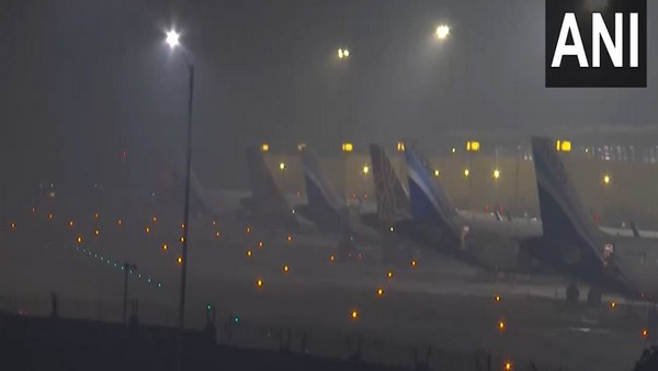 Dense fog spurs travel woes in Delhi Dense fog spurs travel woes in Delhi