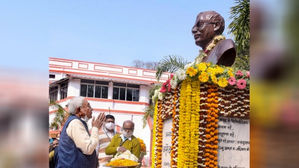 Bihar CM Nitish Kumar Paying Homage To Former Bihar Chief Minister Karpoori Thakur