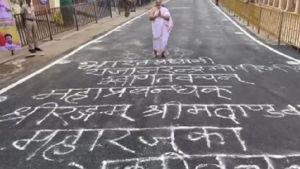 Priest welcome Modi in Sanskrit Priest welcome Modi in Sanskrit
