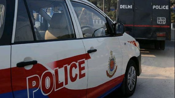 Mob Attacks Delhi Police