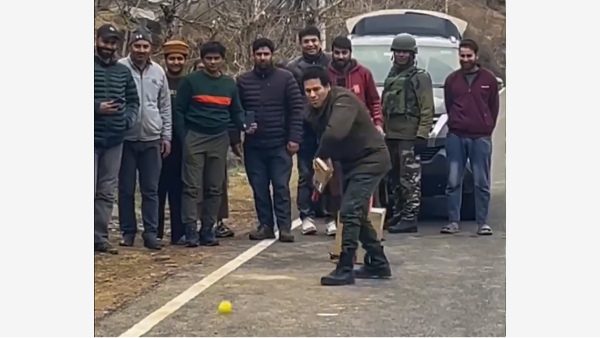 Sachin Tendulkar Plays Gully Cricket