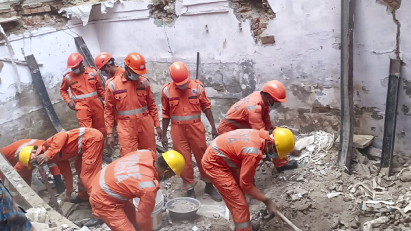 Building Collapses In Delhi s Welcome Area 2 Workers Die 1 Critically injured
