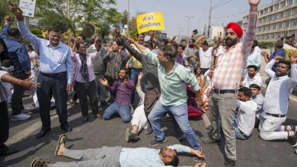 AAP Continues To Protest Against CM Kejriwal s Arrest On Delhi Streets
