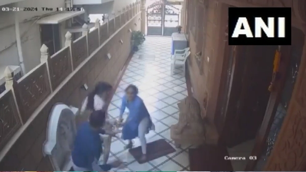 WATCH Viral Video Hyderabad Woman Daughter Thwart Armed Robbery At Home WATCH Viral Video Hyderabad Woman Daughter Thwart Armed Robbery At Home