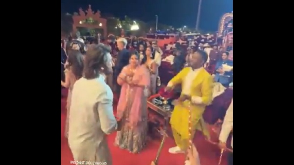 MS Dhoni and Dwayne Bravo playing dandiya