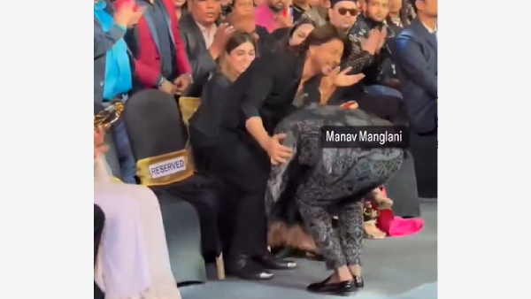 Atlee Touches SRK s Feet