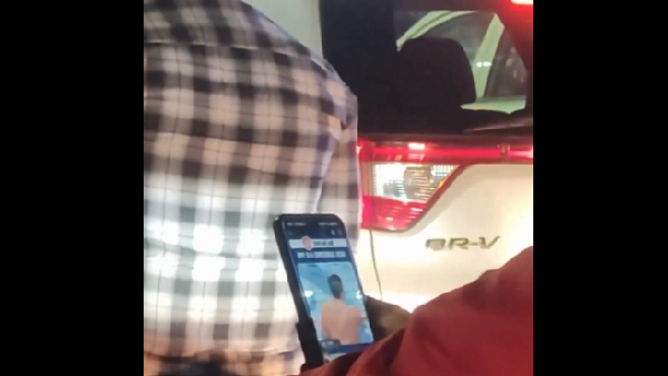 WATCH Zomato Delivery Driver s Traffic Study Session For UPSC Goes Viral Earns Praise As Inspiring