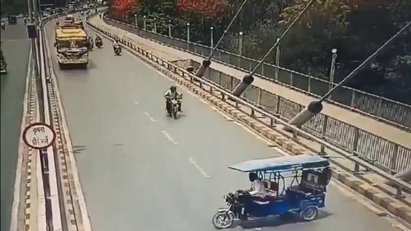 Accident Caught On Cam Young Man Killed In Prayagraj by Reckless E-Rickshaw Driver