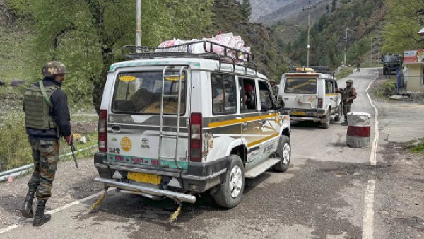 Army checking vehicles in Jammu and Kashmir
