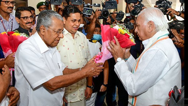 Kerala Governor Arif Mohammed Khan and Chief Minister Pinarayi Vijayan File photo