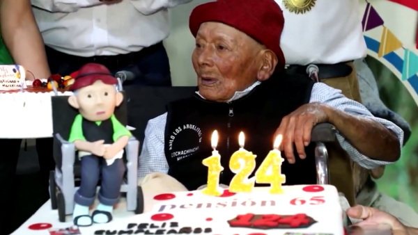 World s Oldest Human Cuts Cake