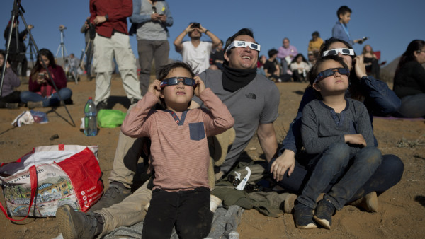 Huge Crowd In North America For Eclipse