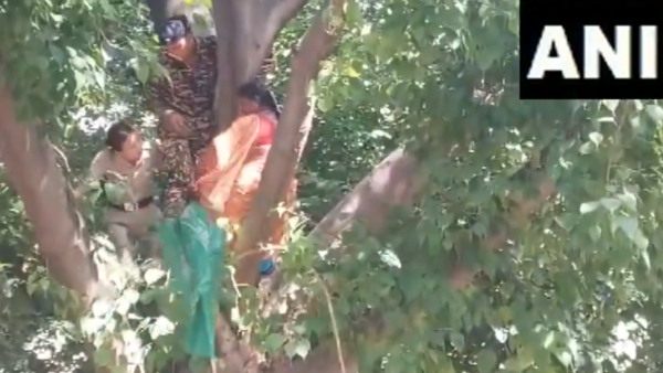 TN Farmers Climb Mobile Tower In Delhi