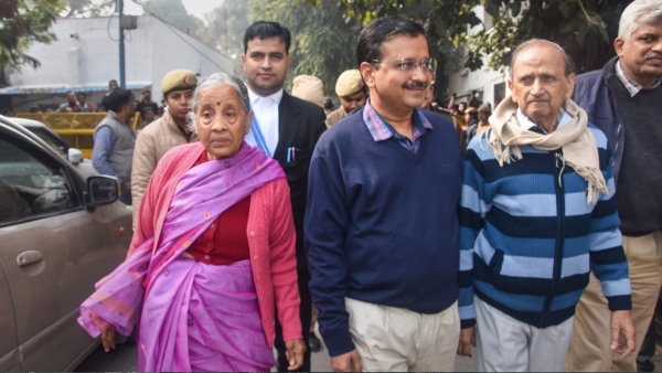 Maliwal Assault Case Delhi Police To Grill Arvind Kejriwal s Parents AAP Terms It BJP s Pressure Politics
