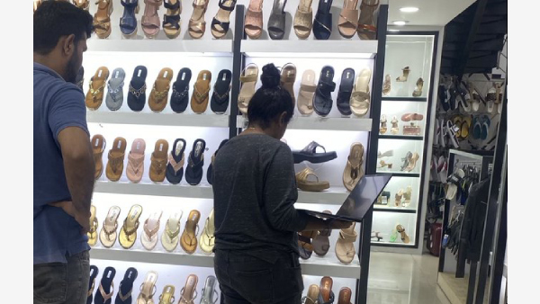 Viral Photo Shows Bengaluru Tech Worker Shoe Shopping During Meeting Viral Photo Shows Bengaluru Tech Worker Shoe Shopping During Meeting