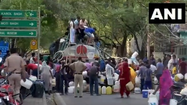 Water Crisis Delhi Residents Line Up For Tanker Supplies Water Crisis Delhi Residents Line Up For Tanker Supplies